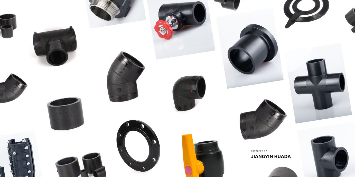 परियोजना की विशिष्ट आवश्यकताओं को पूरा करने के लिए उपयुक्त पीई फिटिंग का चयन करते समय किन कारकों पर विचार किया जाना चाहिए?